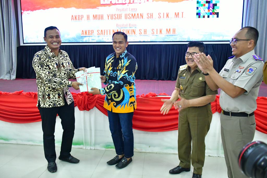 Pisah Sambut Kapolres Palopo, 3 Sertifikat Kantor Polsek Diserahkan Pemkot Pisah Sambut Kapolres Palopo, 3 Sertifikat Kantor Polsek Diserahkan Pemkot