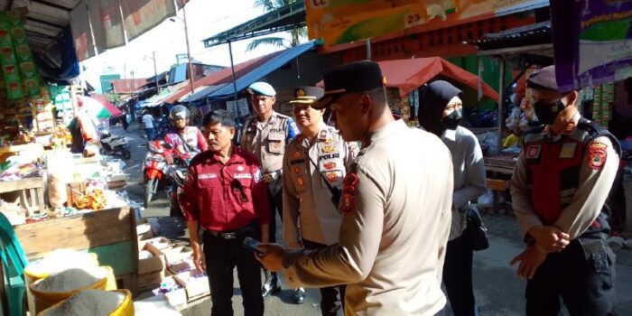 Cek Harga Bahan Pokok, Kapolres Palopo Ingatkan Pedagang Jaga Stabilitas Harga
