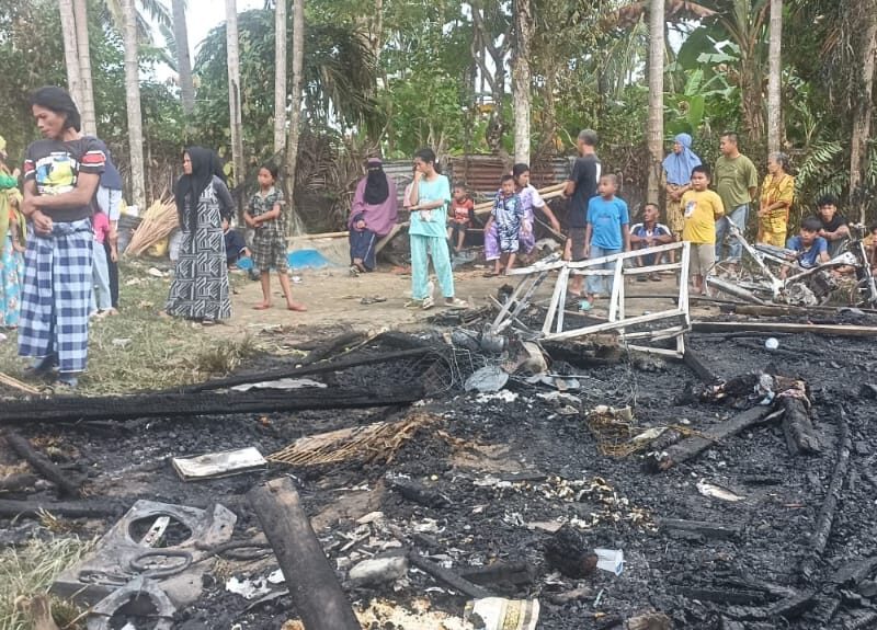 Camat Wartim Bersama Dinsos Palopo Salurkan Bantuan untuk Korban Kebakaran