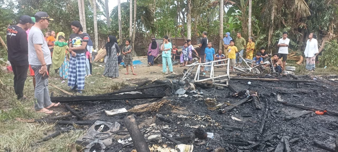 Camat Wartim Bersama Dinsos Palopo Salurkan Bantuan untuk Korban Kebakaran