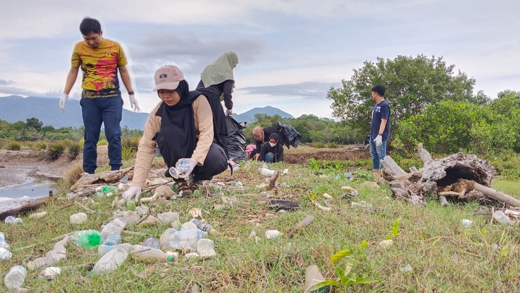 Peduli Lingkungan, Mahasiswa Palopo Gelar Aksi Bersih Pantai