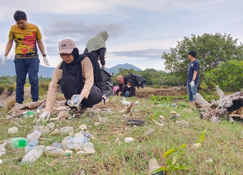 Peduli Lingkungan, Mahasiswa Palopo Gelar Aksi Bersih Pantai Peduli Lingkungan, Mahasiswa Palopo Gelar Aksi Bersih Pantai