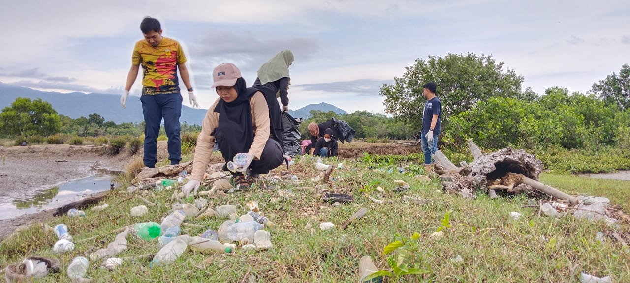 Peduli Lingkungan, Mahasiswa Palopo Gelar Aksi Bersih Pantai