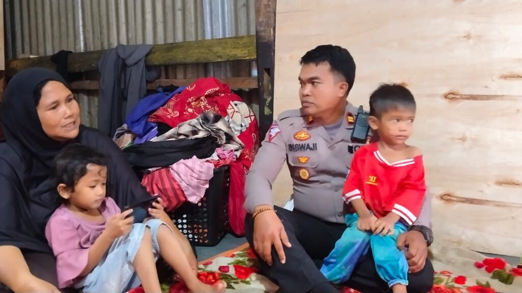Bapak Asuh Penderita Stunting, Kasatlantas Polres Palopo Kunjungi dan Berikan Bantuan
