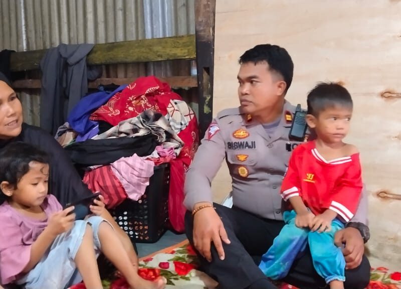 Bapak Asuh Penderita Stunting, Kasatlantas Polres Palopo Kunjungi dan Berikan Bantuan Bapak Asuh Penderita Stunting, Kasatlantas Polres Palopo Kunjungi dan Berikan Bantuan