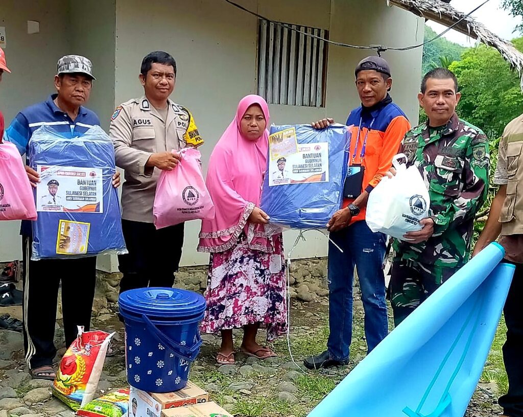 Gubernur Sulsel Salurkan Bantuan ke Warga Terdampak Puting Beliung di Luwu