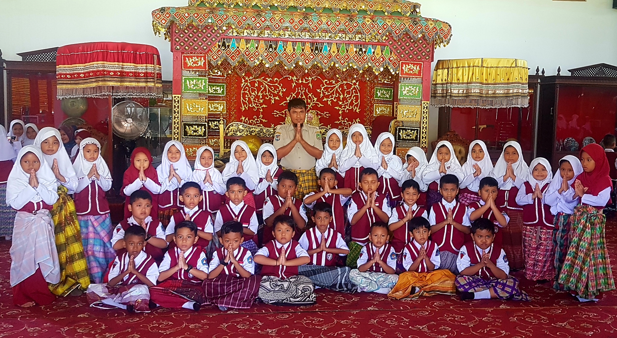 Terapkan Kurikulum Merdeka Belajar, Siswa Lalebbata Kunjungi Istana Kedatuan Luwu