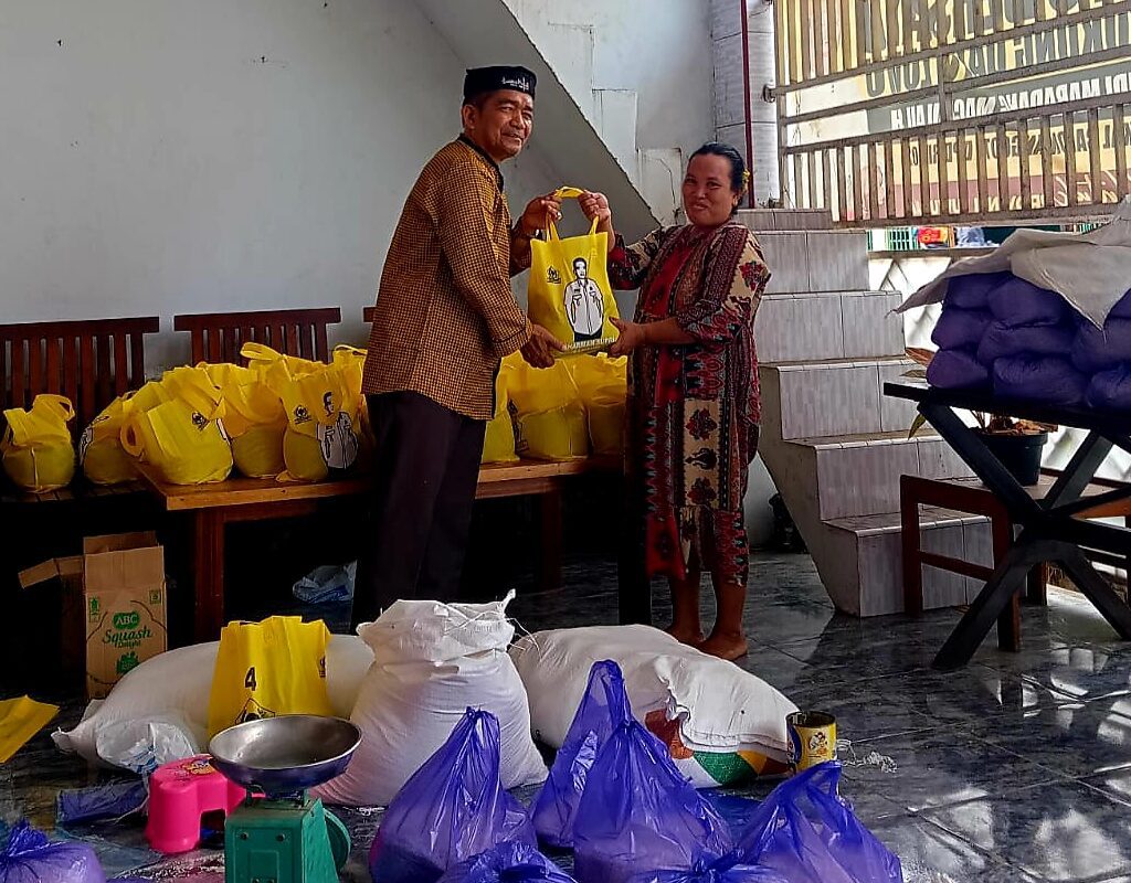 Salurkan Ratusan Paket Lebaran, Baharman: Semoga Bisa Memberi Sedikit Kebahagiaan