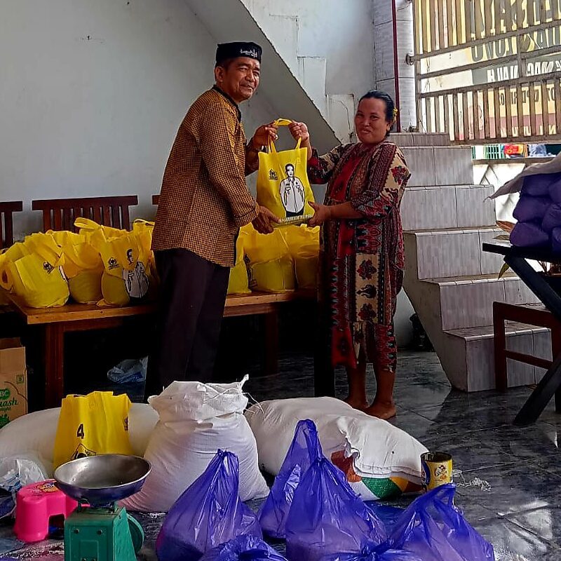 Salurkan Ratusan Paket Lebaran, Baharman: Semoga Bisa Memberi Sedikit Kebahagiaan