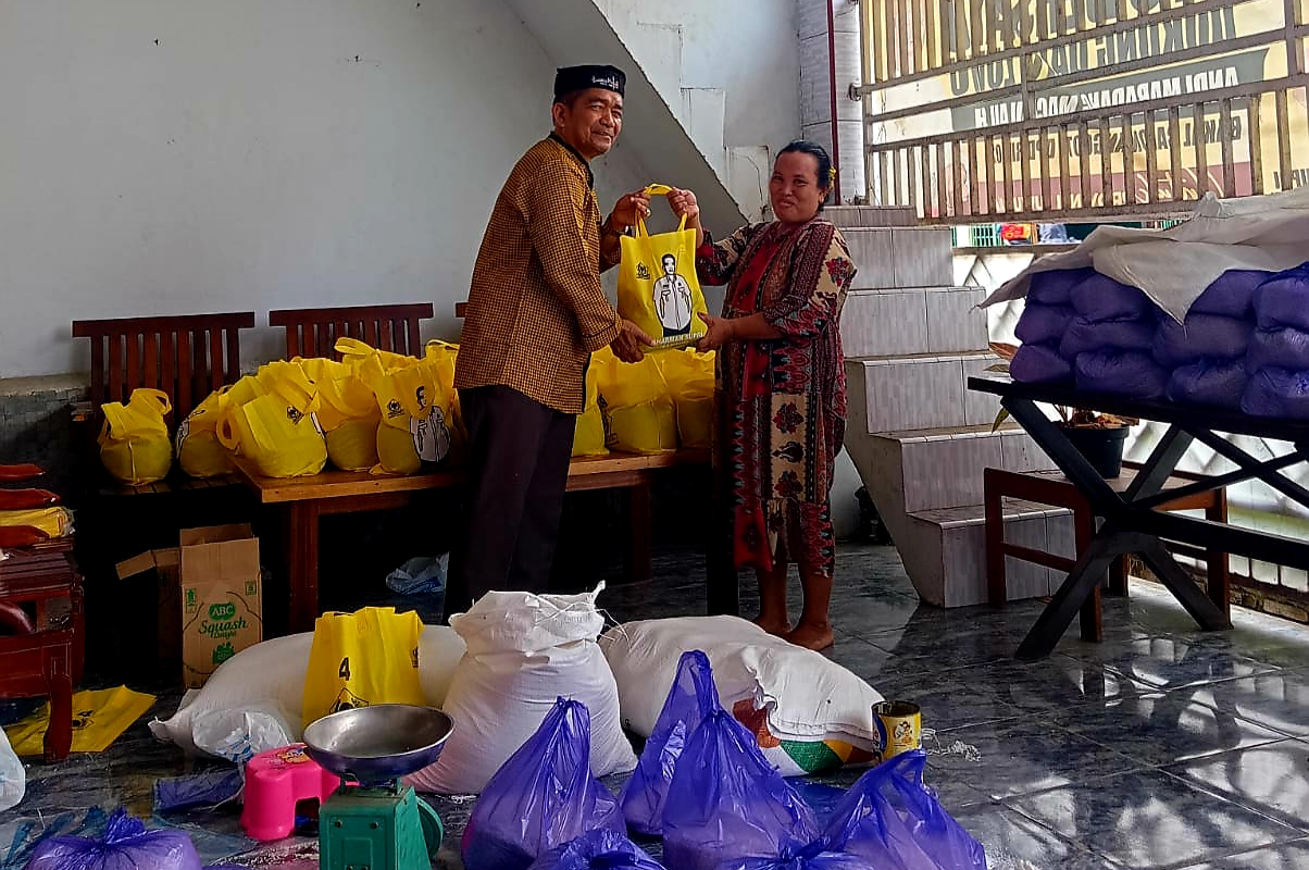 Salurkan Ratusan Paket Lebaran, Baharman: Semoga Bisa Memberi Sedikit Kebahagiaan