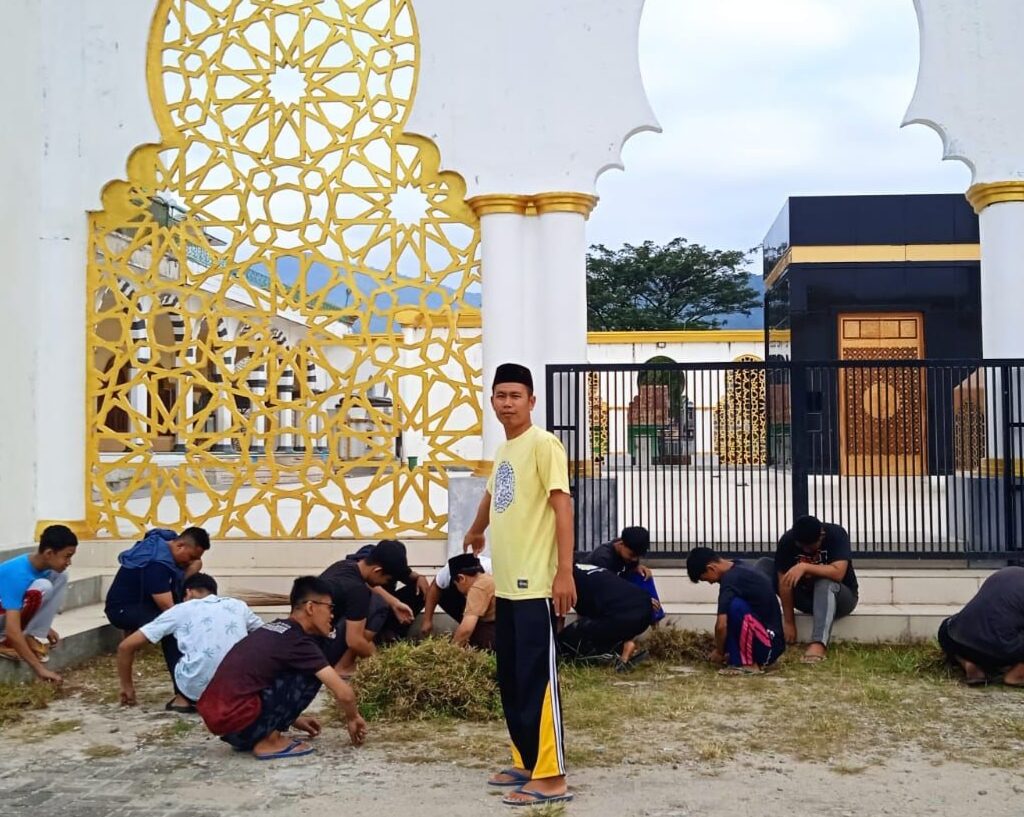 Peringati 1 Muharram, PMDS Palopo Gelar Aksi Bersih Masjid Agung