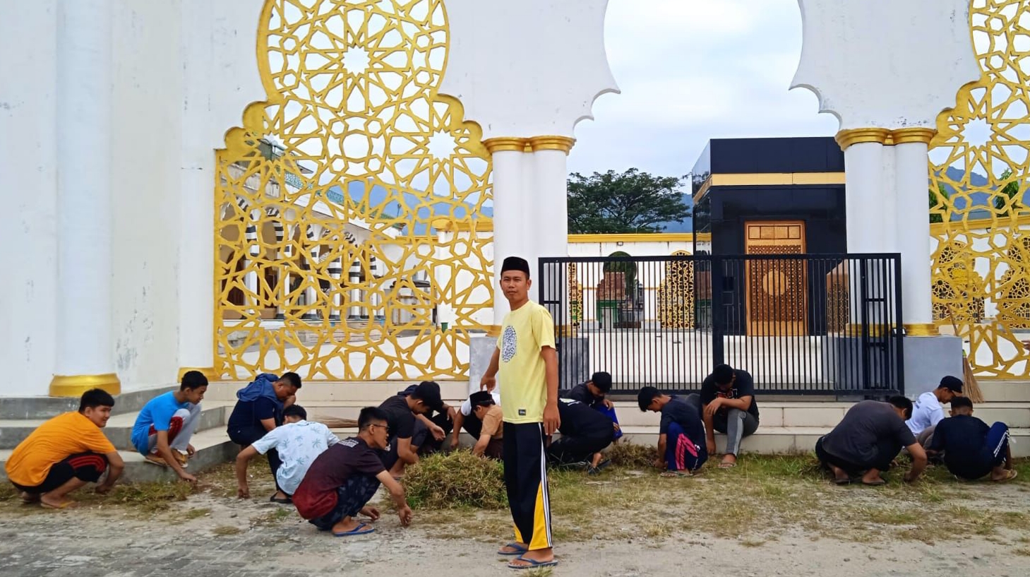 Peringati 1 Muharram, PMDS Palopo Gelar Aksi Bersih Masjid Agung