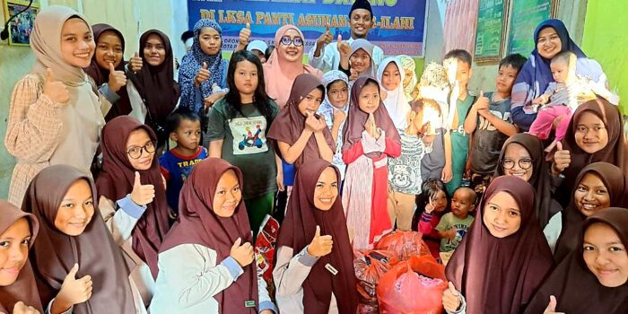 Peringati 10 Muharram, OSIS PMDS Putri Palopo Berbagi dengan Anak Panti