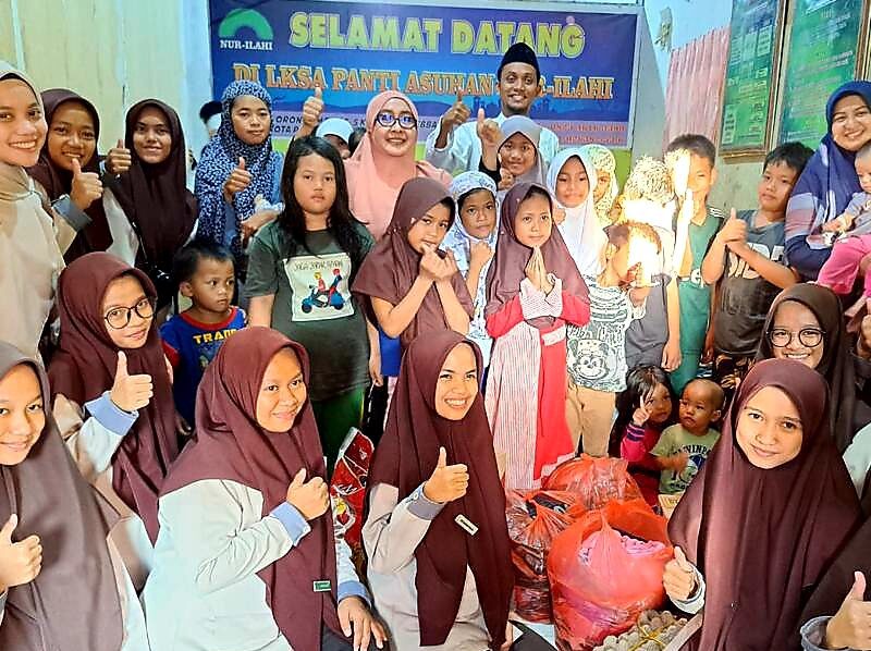 Peringati 10 Muharram, OSIS PMDS Putri Palopo Berbagi dengan Anak Panti
