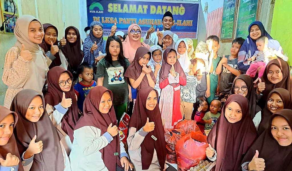 Peringati 10 Muharram, OSIS PMDS Putri Palopo Berbagi dengan Anak Panti