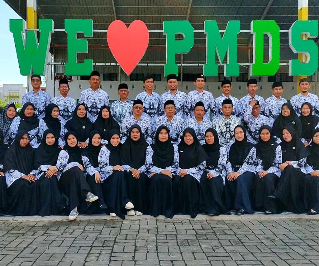 Peringati HGN, PMDS Palopo Berikan Penghargaan Kepada Guru Berprestasi