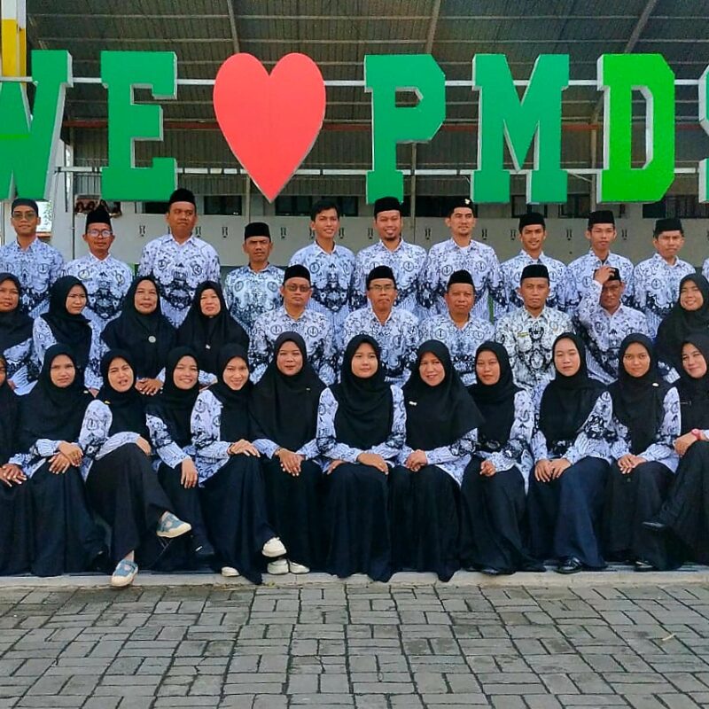 Peringati HGN, PMDS Palopo Berikan Penghargaan Kepada Guru Berprestasi