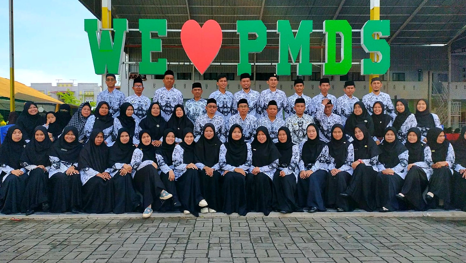 Peringati HGN, PMDS Palopo Berikan Penghargaan Kepada Guru Berprestasi