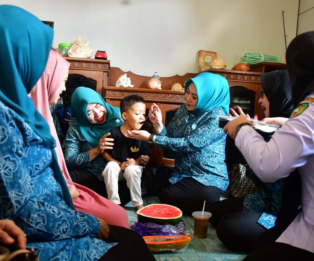 Pj Ketua PKK Kunjungi 2 Anak Asuh Stunting, Ajak Masyarakat Berperilaku Hidup Sehat