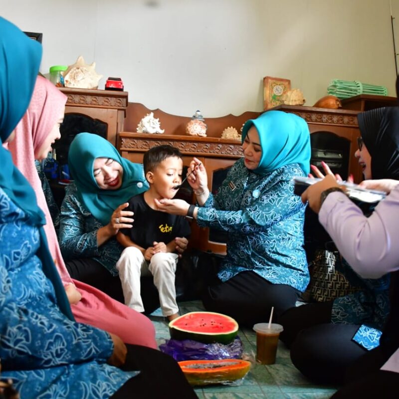 Pj Ketua PKK Kunjungi 2 Anak Asuh Stunting, Ajak Masyarakat Berperilaku Hidup Sehat