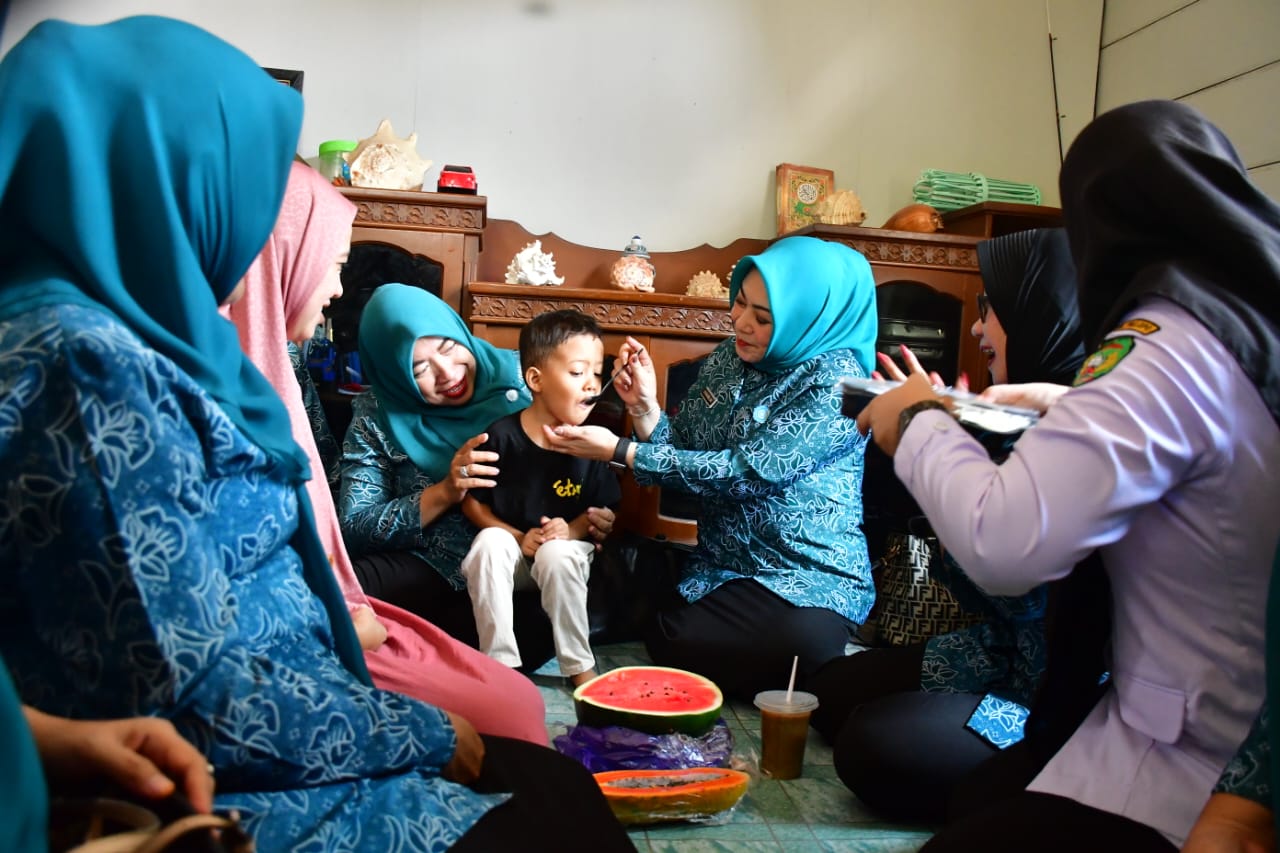 Pj Ketua PKK Kunjungi 2 Anak Asuh Stunting, Ajak Masyarakat Berperilaku Hidup Sehat