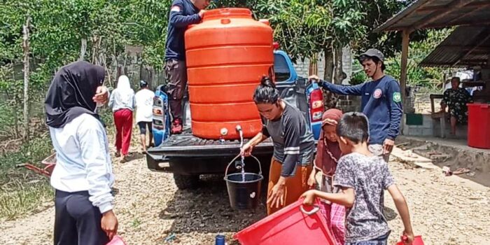 Tim Terpadu Pemkot Palopo Kembali Salurkan Air Bersih ke Warga
