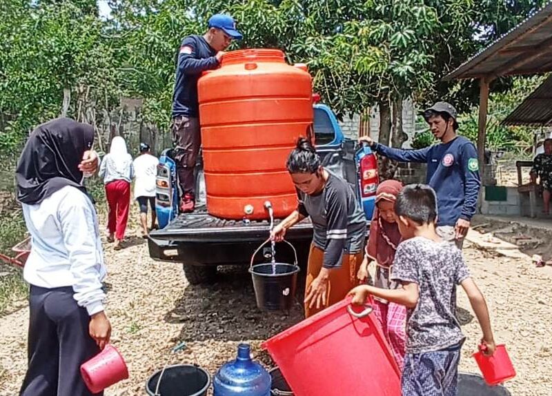 Tim Terpadu Pemkot Palopo Kembali Salurkan Air Bersih ke Warga