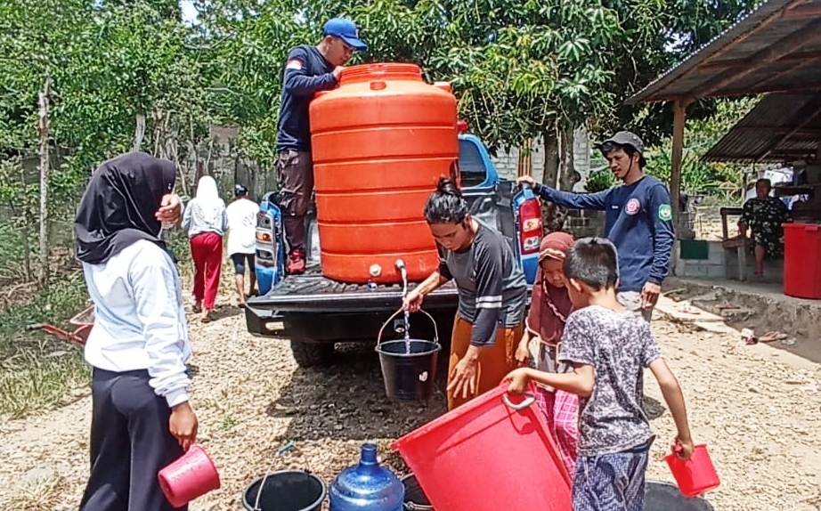 Tim Terpadu Pemkot Palopo Kembali Salurkan Air Bersih ke Warga