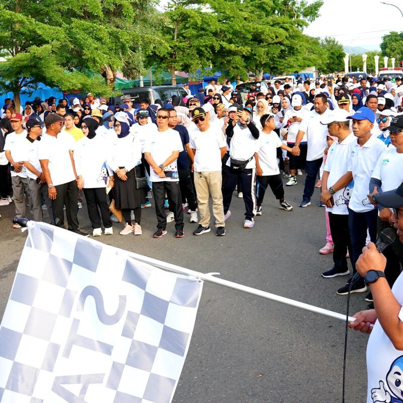 Jalan Sehat HUT Perumda TM, Asrul Minta Layanan Terus Ditingkatkan