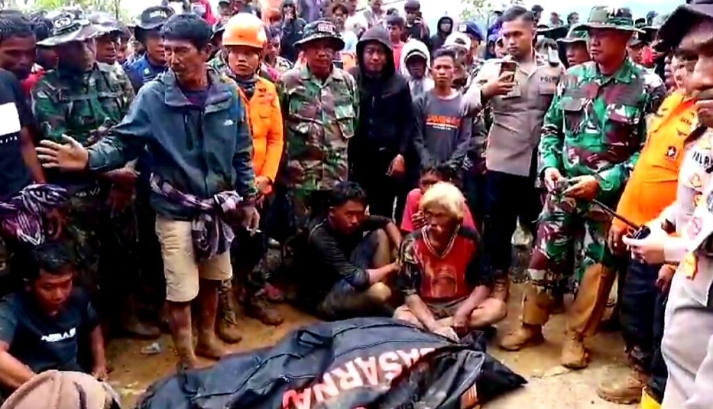 Tim Gabungan Kembali Temukan Korban Tertimbun Longsor Bastem