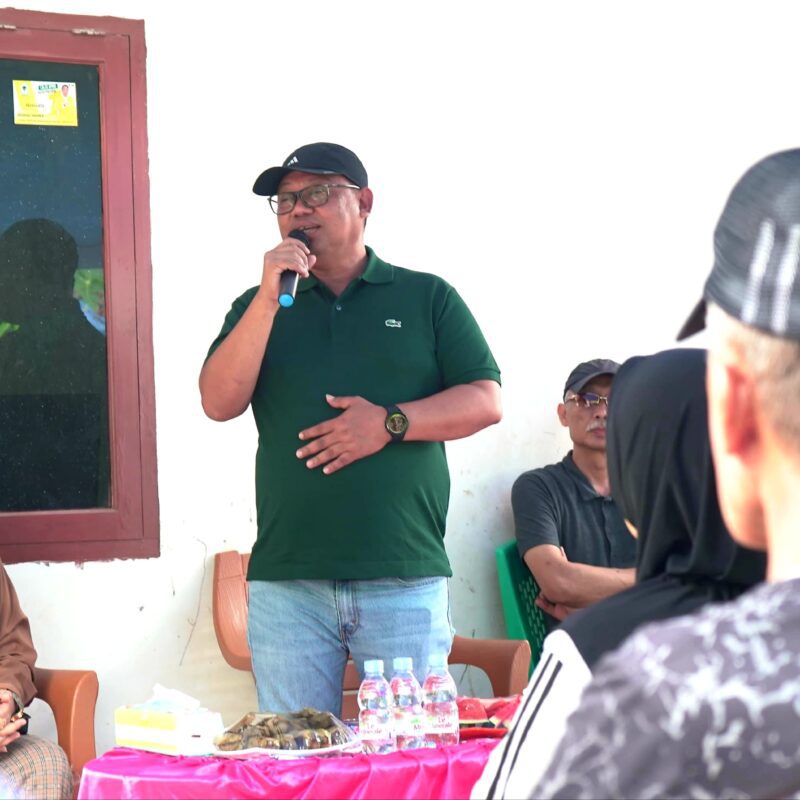 Asrul Sani Serahkan Bantuan Kepada Eks Penderita Kusta