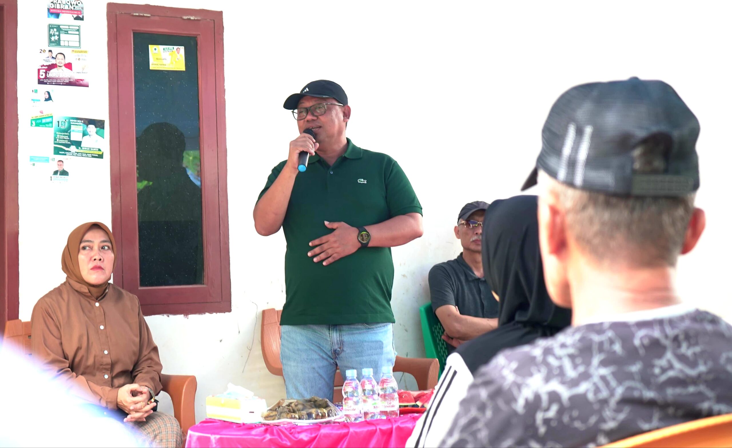 Asrul Sani Serahkan Bantuan Kepada Eks Penderita Kusta