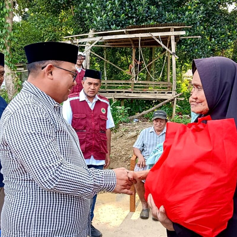 Rayakan HUT, PPNI dan Pemkot Palopo Berbagi Sembako ke Masyarakat