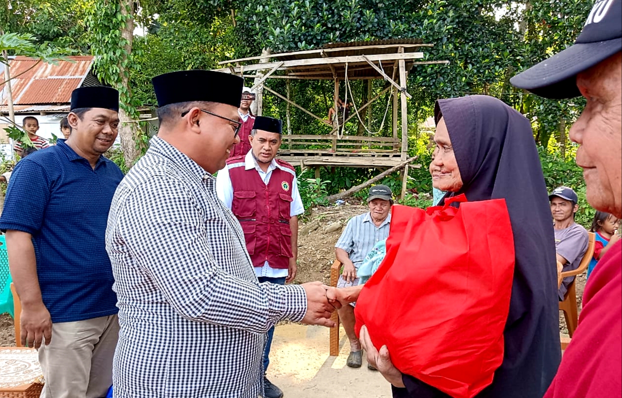 Rayakan HUT, PPNI dan Pemkot Palopo Berbagi Sembako ke Masyarakat