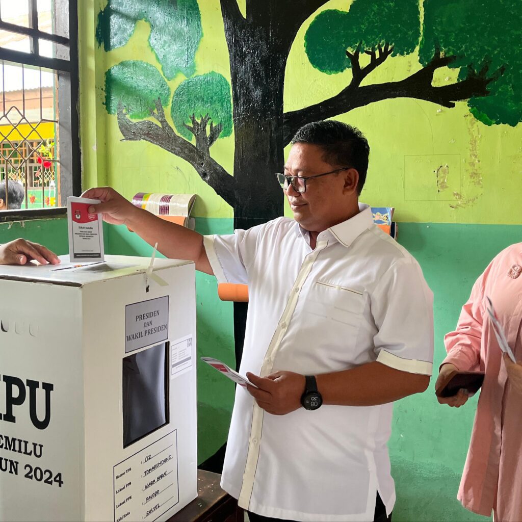 Asrul Sani dan Istri Salurkan Hak Pilihnya di TPS 02 Tomarundung