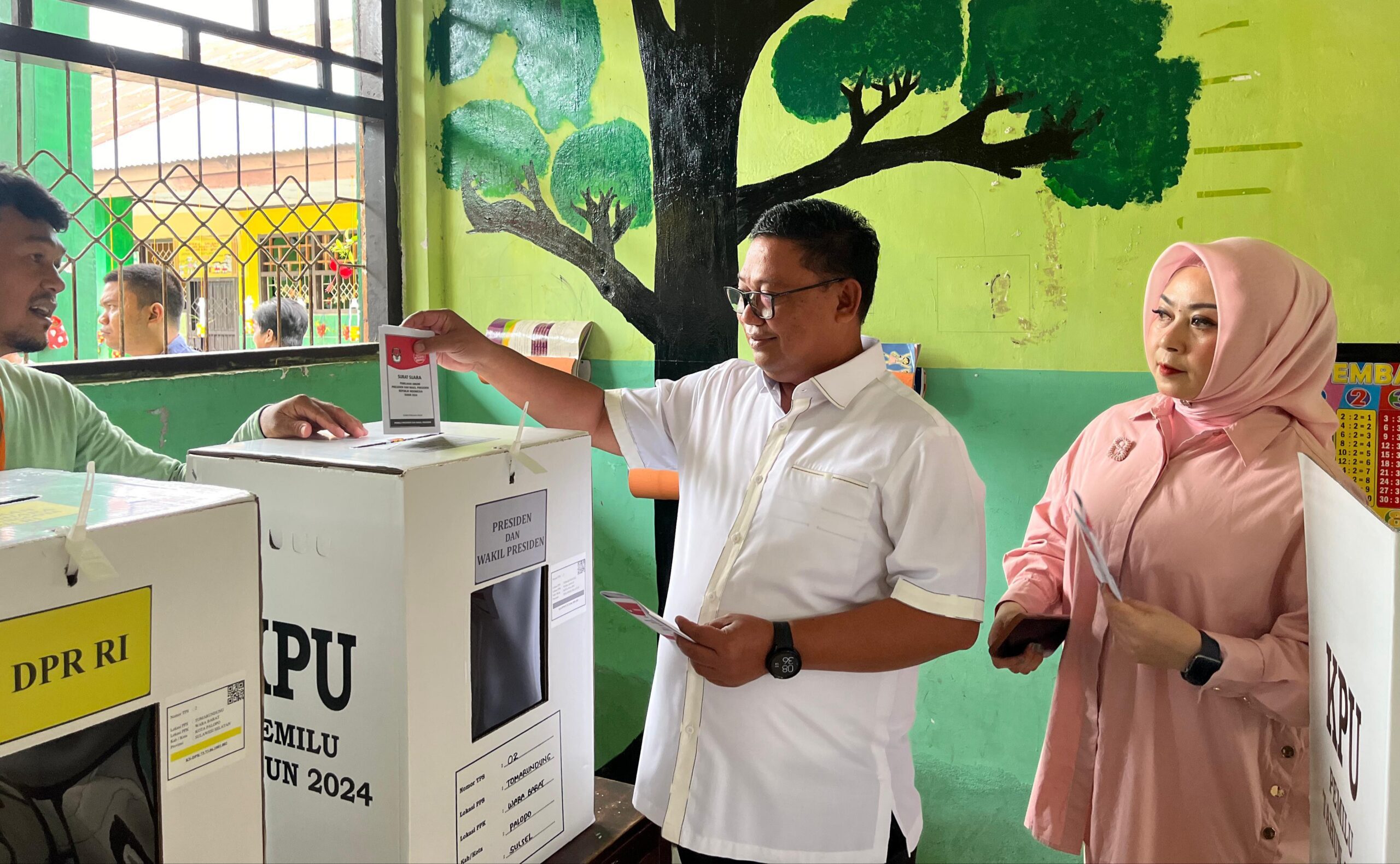 Asrul Sani dan Istri Salurkan Hak Pilihnya di TPS 02 Tomarundung