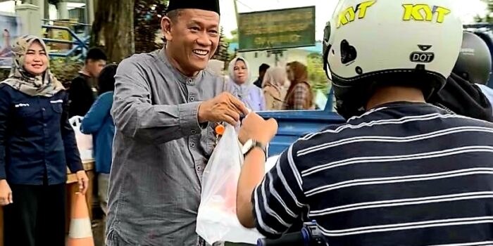 Peringati Hari Air Sedunia, Perumda-TM Palopo Bagi-bagi Takjil