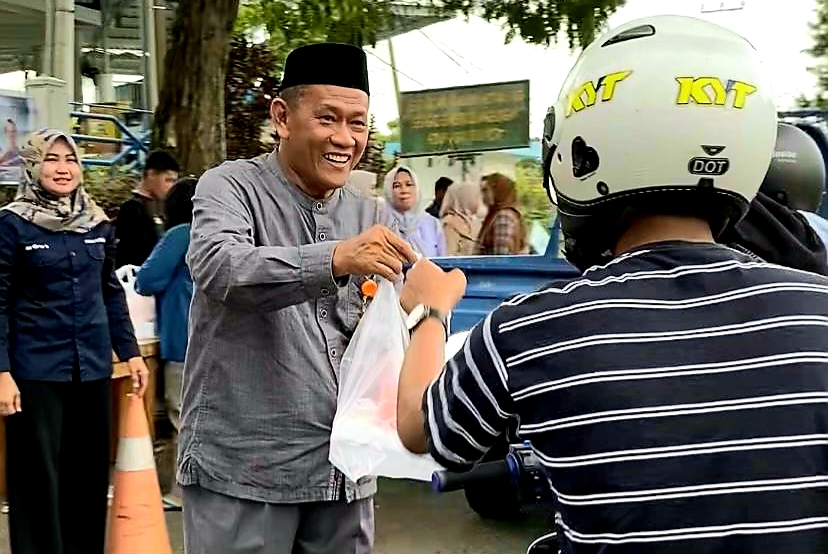 Peringati Hari Air Sedunia, Perumda-TM Palopo Bagi-bagi Takjil