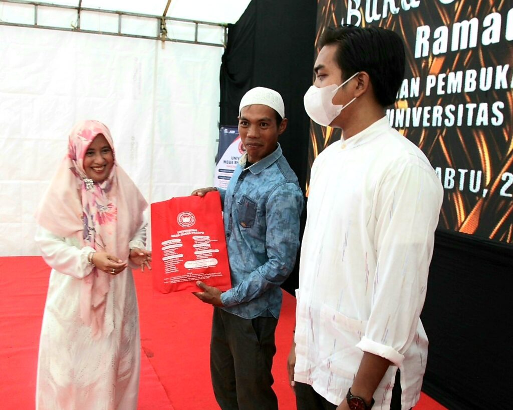 UMB Palopo Sumbang Pembangunan Masjid di Tandung, Prof Nilawati: Semoga Bisa Memberi Manfaat