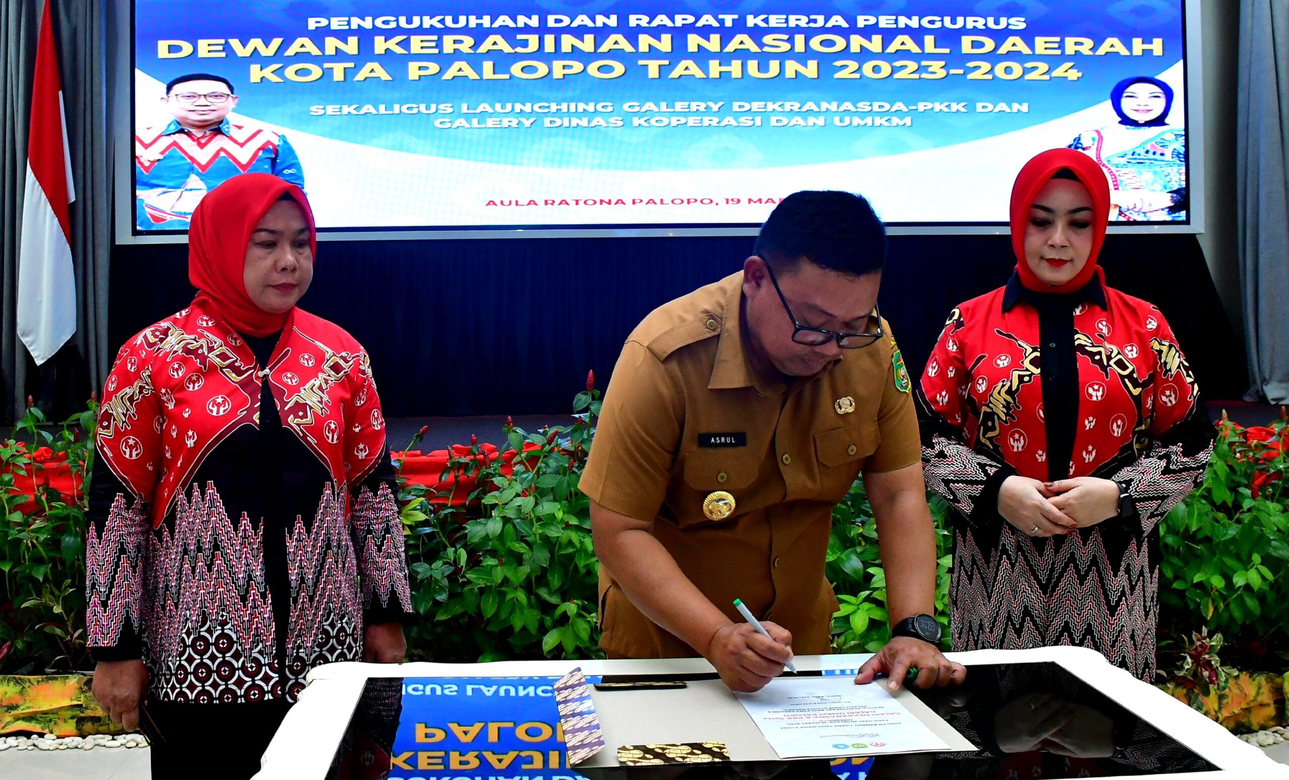 Kukuhkan Dekranasda Palopo, Asrul: Kembangkan UMKM di Palopo
