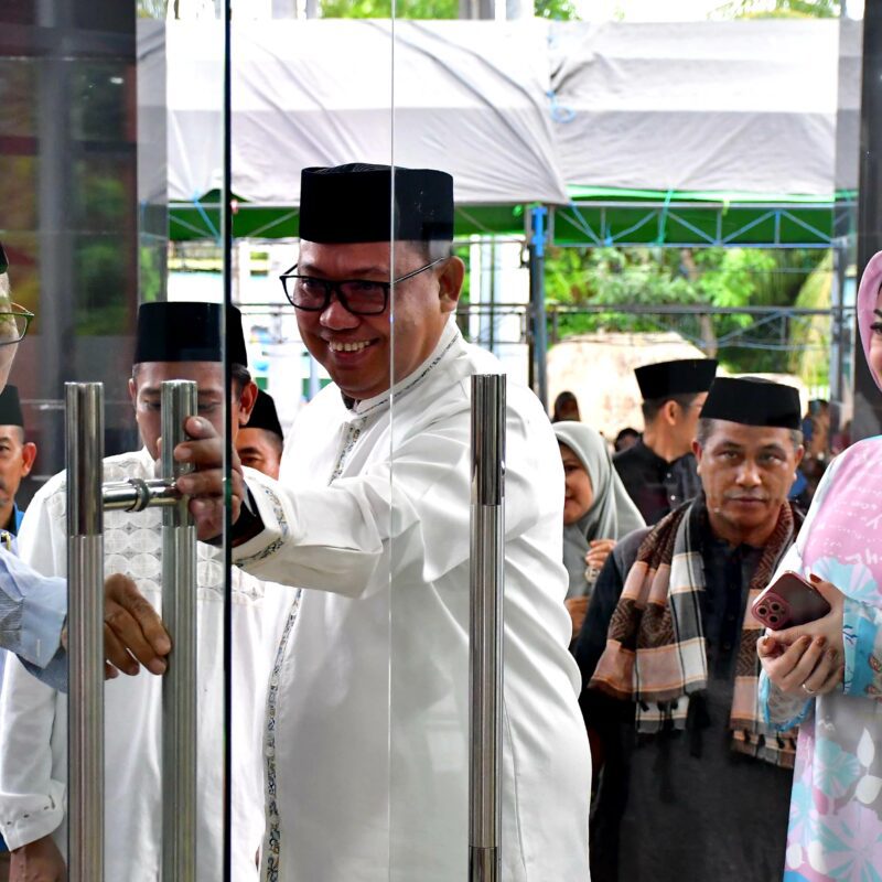 Safari Ramadan, Asrul Sani Resmikan Kantor Camat Wara Selatan