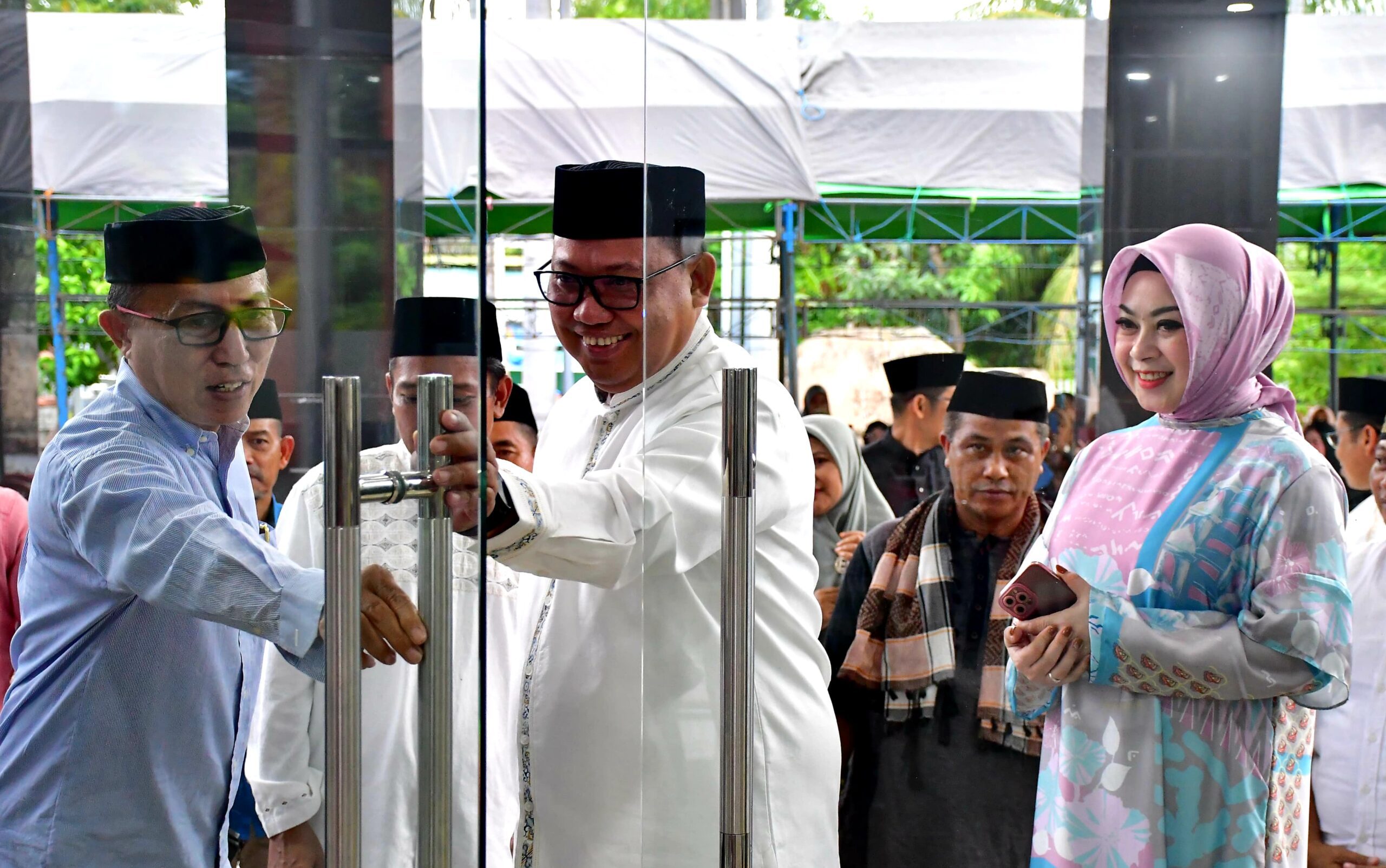 Safari Ramadan, Asrul Sani Resmikan Kantor Camat Wara Selatan