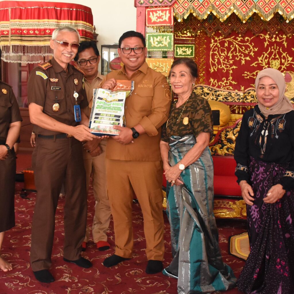 Kedatuan Luwu dan Kejari Palopo, Salurkan Bantuan untuk Korban Bencana Luwu