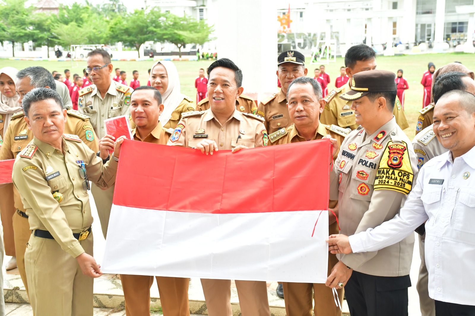 Peringati Hari Merdeka, Pemkot Bagikan Gratis Bendera Merah Putih