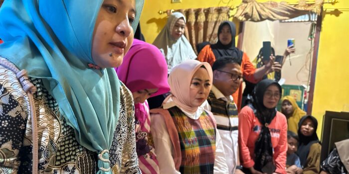 Asrul Sani Melayat ke Rumah Duka Siswa Korban Tertabrak Mobil Asrul Sani Melayat ke Rumah Duka Siswa Korban Tertabrak Mobil