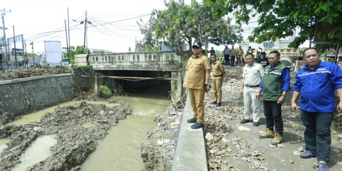 Asrul Sani Tinjau Langsung Proyek Talud dan Normalisasi Sungai di Palopo