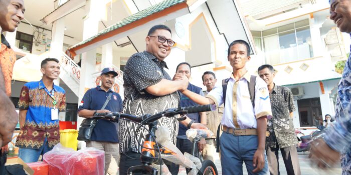 Warganya Jalan Kaki 10 KM ke Sekolah, Asrul Hadiahi Sepeda Pada Nabil