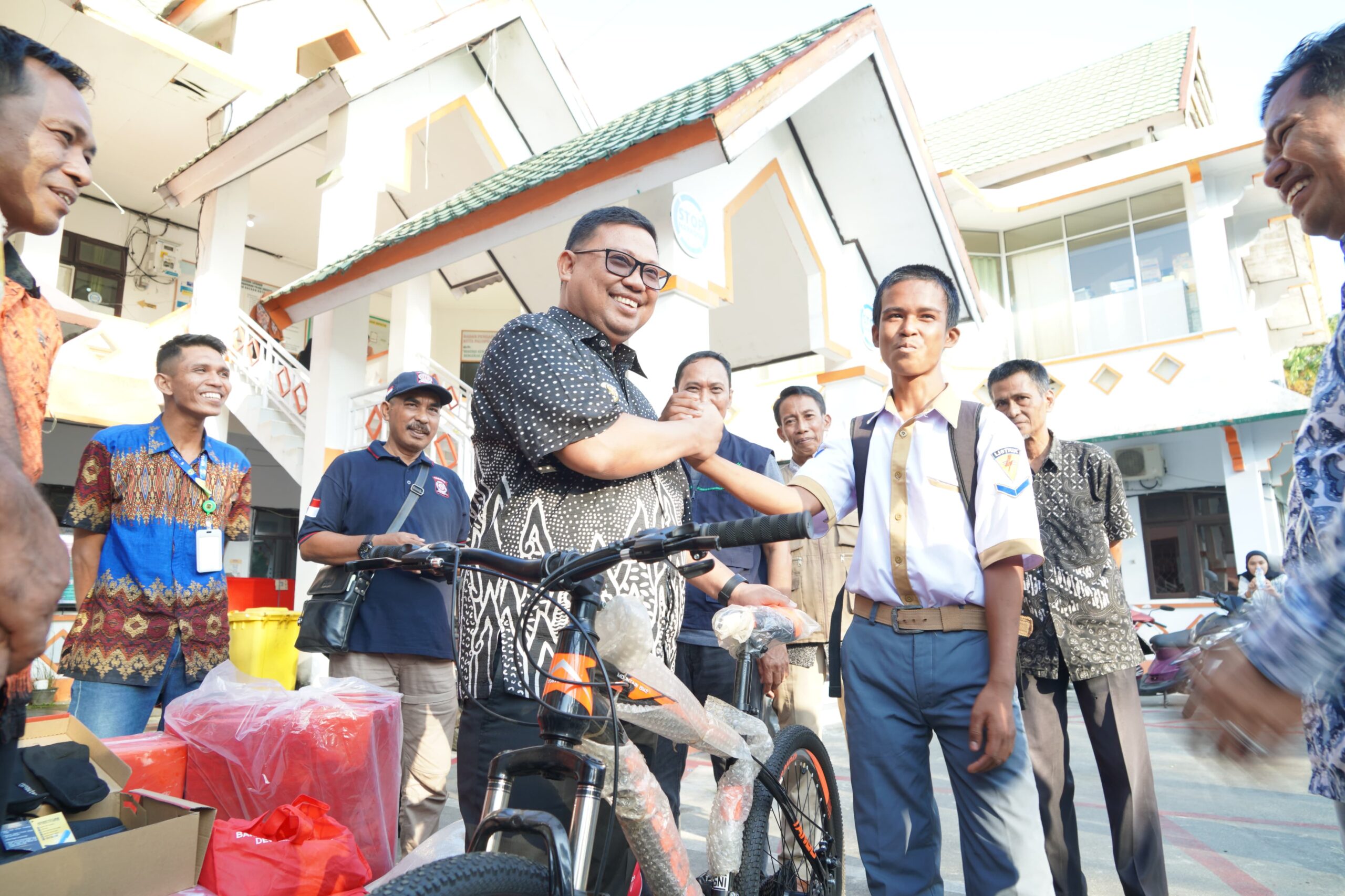 Warganya Jalan Kaki 10 KM ke Sekolah, Asrul Hadiahi Sepeda Pada Nabil