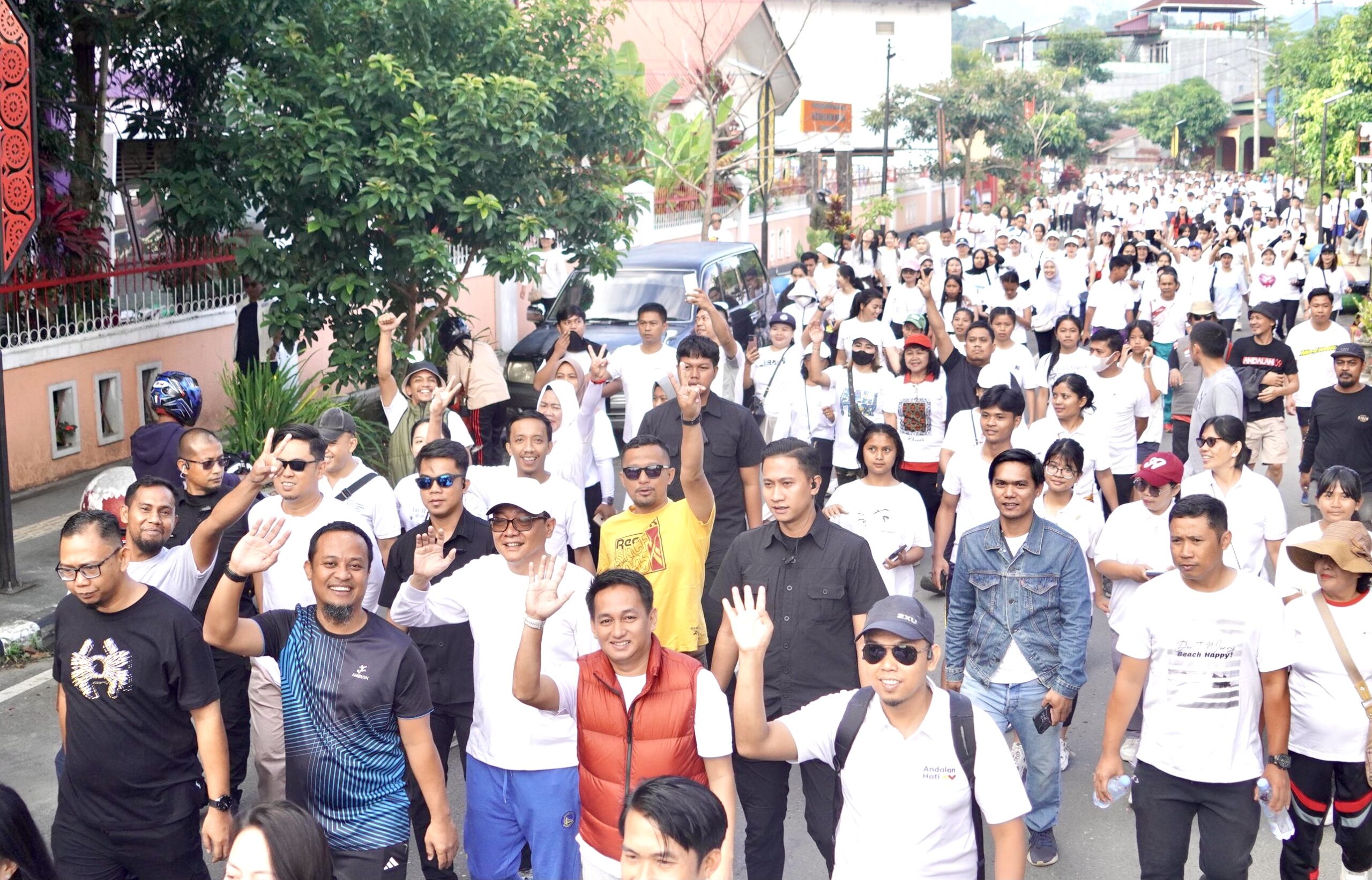 Ribuan Warga Torut Ikut Jalan Sehat Anti Mager, Warga: Kita Dukung Andalan Lanjutkan Pembangunan Sulsel
