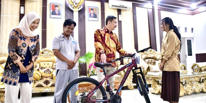 Jalan Kaki 90 Menit ke Sekolah, Firmanza Hadiahi Sepeda Chatarina